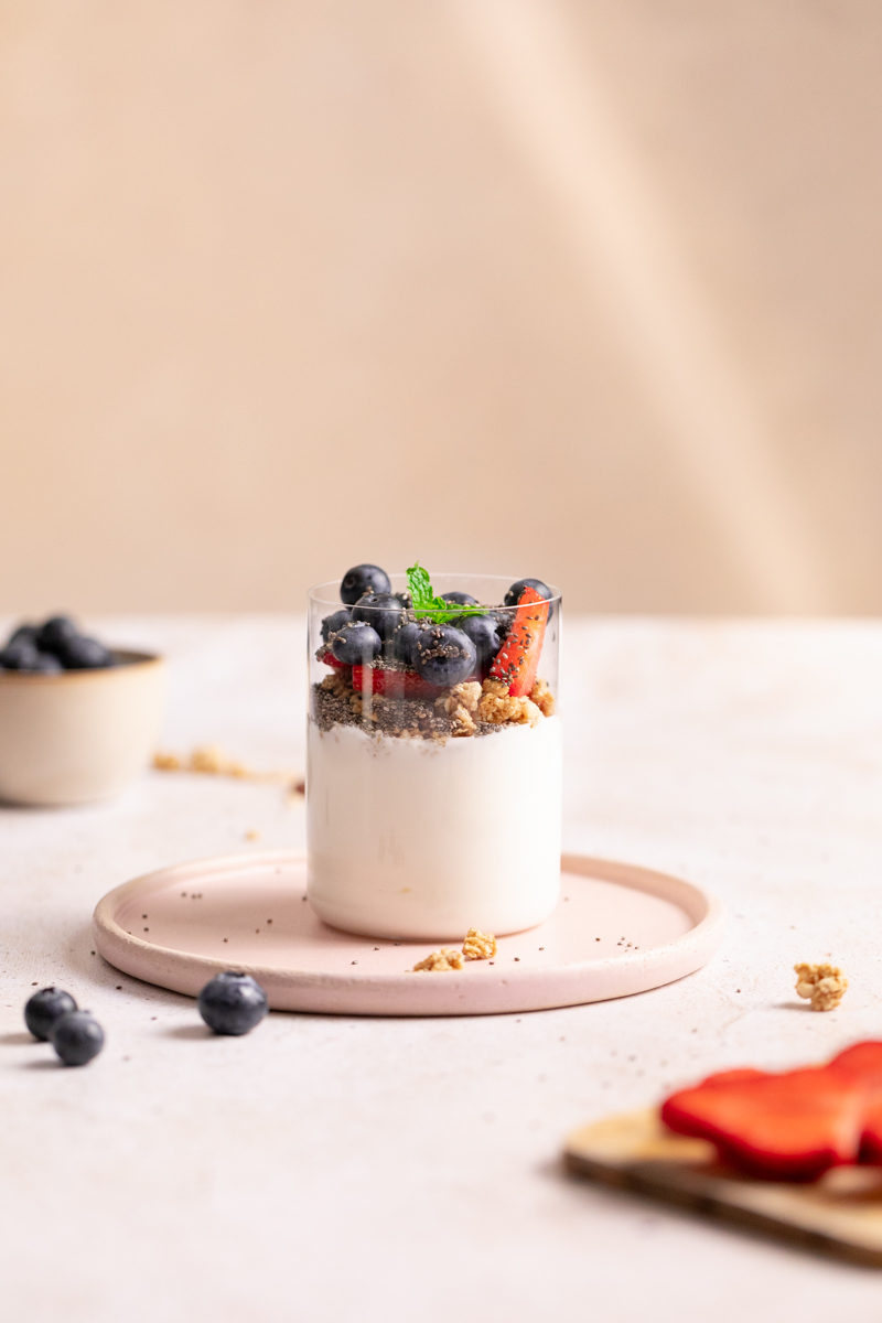 Efektowne zdjęcie z góry pożywnej miski z ziarnami, kolorowymi warzywami i ziołami — realizacja marki Rōots Kitchen przez Frame 43