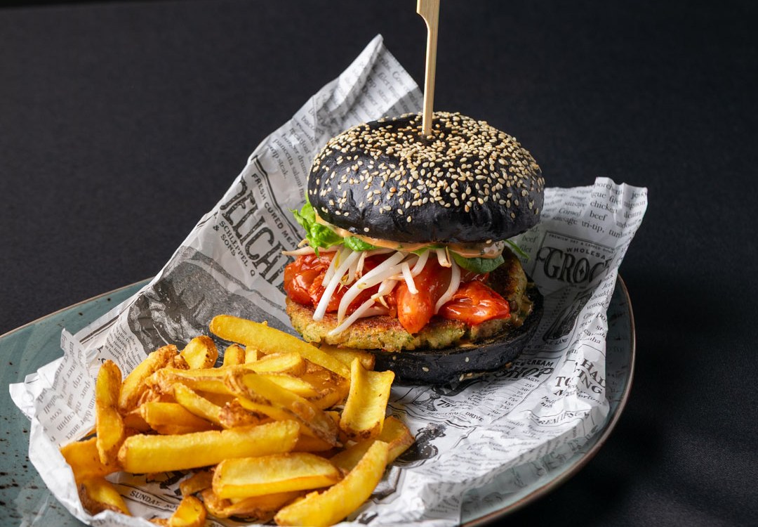 Charakterystyczny burger podany na potrzeby kampanii contentowej Za Bunkrem 2.0